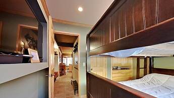 Spacious 2 Bedroom Condo Great For Friends and Families! Free Village 