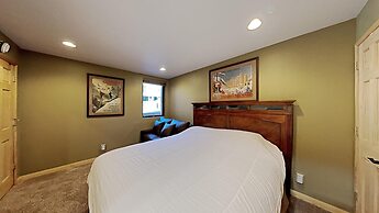 Spacious 2 Bedroom Condo Great For Friends and Families! Free Village 