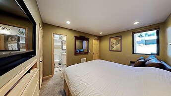 Spacious 2 Bedroom Condo Great For Friends and Families! Free Village 