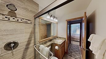 One Bedrooms At Snowbird Condos Slopeside - Free Wifi & Assigned Parki