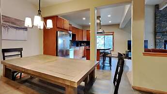 Spacious Snowbird Condo Unit Slopeside In Quiet Canyon Neighborhood