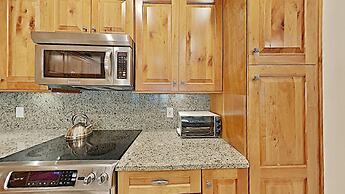 Spacious Snowbird Condo Unit Slopeside In Quiet Canyon Neighborhood