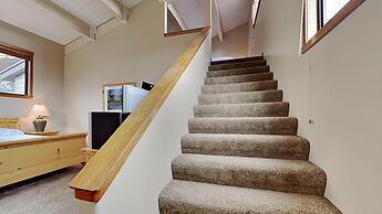 Spacious Snowbird Condo Unit Slopeside In Quiet Canyon Neighborhood