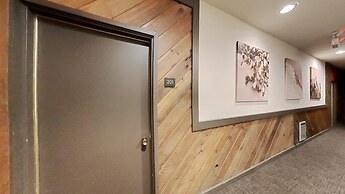 Spacious Snowbird Condo Unit Slopeside In Quiet Canyon Neighborhood