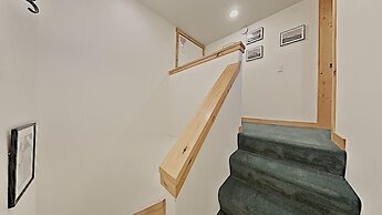 Spacious Snowbird Condo Unit Slopeside In Quiet Canyon Neighborhood