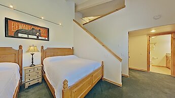 Spacious Snowbird Condo Unit Slopeside In Quiet Canyon Neighborhood