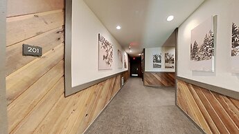 Spacious Snowbird Condo Unit Slopeside In Quiet Canyon Neighborhood