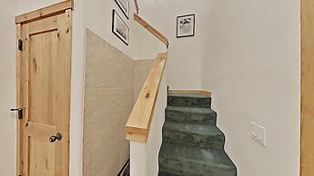 Spacious Snowbird Condo Unit Slopeside In Quiet Canyon Neighborhood