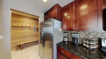 Slopeside Deluxe 2 Bedroom Condo with Free Parking, Spa, Free Gondola 