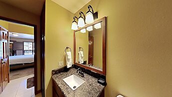 Slopeside Deluxe 2 Bedroom Condo with Free Parking, Spa, Free Gondola 