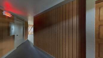 Slopeside Deluxe 2 Bedroom Condo with Free Parking, Spa, Free Gondola 