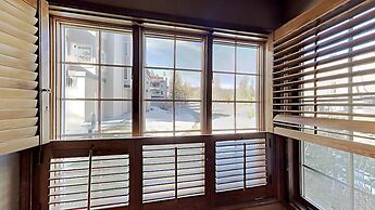 Slopeside Deluxe 2 Bedroom Condo with Free Parking, Spa, Free Gondola 