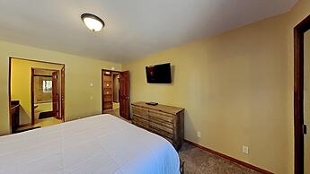 Slopeside Deluxe 2 Bedroom Condo with Free Parking, Spa, Free Gondola 