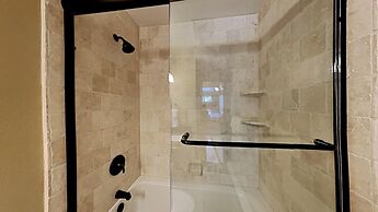 Slopeside Deluxe 2 Bedroom Condo with Free Parking, Spa, Free Gondola 