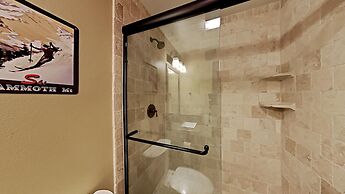 Slopeside Deluxe 2 Bedroom Condo with Free Parking, Spa, Free Gondola 