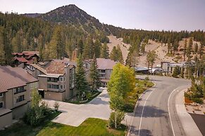 Slopeside Deluxe 2 Bedroom Condo with Free Parking, Spa, Free Gondola 