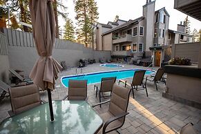 Slopeside Deluxe 2 Bedroom Condo with Free Parking, Spa, Free Gondola 
