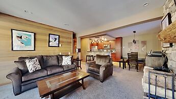 Slopeside Deluxe 2 Bedroom Condo with Free Parking, Spa, Free Gondola 