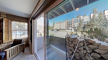 Slopeside Deluxe 2 Bedroom Condo with Free Parking, Spa, Free Gondola 