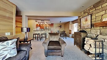 Slopeside Deluxe 2 Bedroom Condo with Free Parking, Spa, Free Gondola 