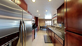 Slopeside Deluxe 2 Bedroom Condo with Free Parking, Spa, Free Gondola 