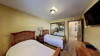 Slopeside Deluxe 2 Bedroom Condo with Free Parking, Spa, Free Gondola 