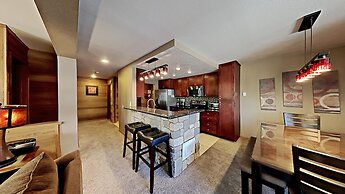 Slopeside Deluxe 2 Bedroom Condo with Free Parking, Spa, Free Gondola 