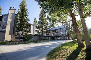 Slopeside Deluxe 2 Bedroom Condo with Free Parking, Spa, Free Gondola 