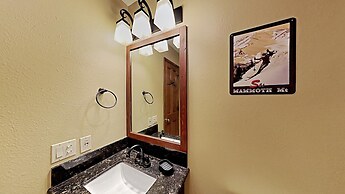 Slopeside Deluxe 2 Bedroom Condo with Free Parking, Spa, Free Gondola 