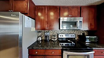 Slopeside Deluxe 2 Bedroom Condo with Free Parking, Spa, Free Gondola 