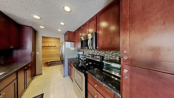 Slopeside Deluxe 2 Bedroom Condo with Free Parking, Spa, Free Gondola 