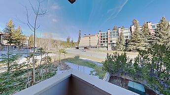 Slopeside Deluxe 2 Bedroom Condo with Free Parking, Spa, Free Gondola 