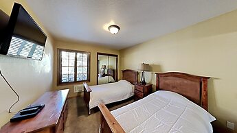 Slopeside Deluxe 2 Bedroom Condo with Free Parking, Spa, Free Gondola 