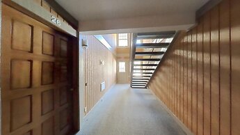 Slopeside Deluxe 2 Bedroom Condo with Free Parking, Spa, Free Gondola 