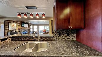 Slopeside Deluxe 2 Bedroom Condo with Free Parking, Spa, Free Gondola 