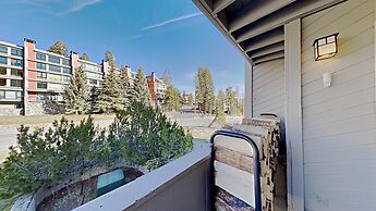 Slopeside Deluxe 2 Bedroom Condo with Free Parking, Spa, Free Gondola 