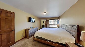 Slopeside Deluxe 2 Bedroom Condo with Free Parking, Spa, Free Gondola 