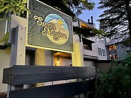 Slopeside Deluxe 2 Bedroom Condo with Free Parking, Spa, Free Gondola 