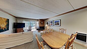Spacious 2 Bedroom Condo Just Steps To Mammoth Mountain (Unit 108 at 1