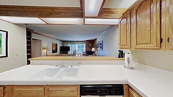 Spacious 2 Bedroom Condo Just Steps To Mammoth Mountain (Unit 108 at 1
