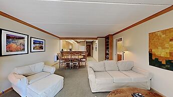 Spacious 2 Bedroom Condo Just Steps To Mammoth Mountain (Unit 108 at 1
