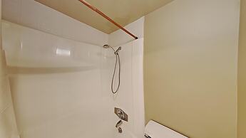 Spacious 2 Bedroom Condo Just Steps To Mammoth Mountain (Unit 108 at 1