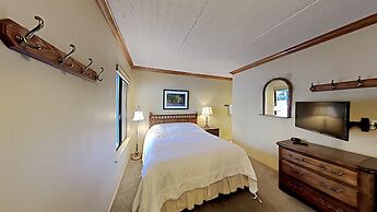 Spacious 2 Bedroom Condo Just Steps To Mammoth Mountain (Unit 108 at 1