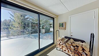 Spacious 2 Bedroom Condo Just Steps To Mammoth Mountain (Unit 108 at 1