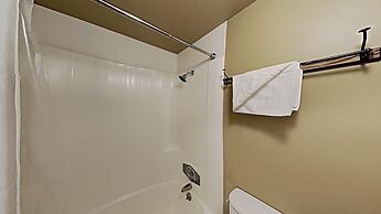 Spacious 2 Bedroom Condo Just Steps To Mammoth Mountain (Unit 108 at 1