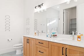 #18 At Bloomington Country Club 4 Bedroom Townhouse by Redawning