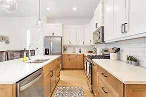 #18 At Bloomington Country Club 4 Bedroom Townhouse by Redawning