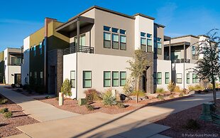 #18 At Bloomington Country Club 4 Bedroom Townhouse by Redawning