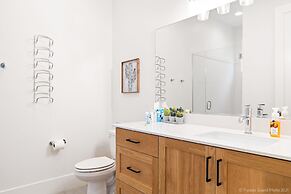 #18 At Bloomington Country Club 4 Bedroom Townhouse by Redawning