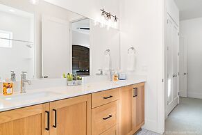 #18 At Bloomington Country Club 4 Bedroom Townhouse by Redawning